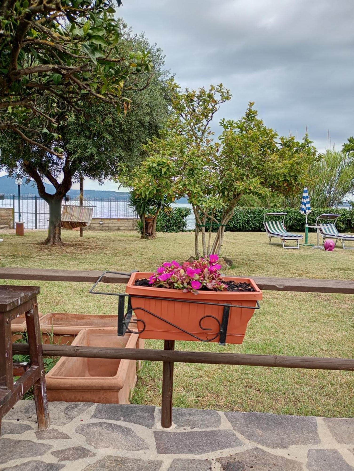 Independent Villa With Private Beach On The Lake 布拉恰诺 外观 照片