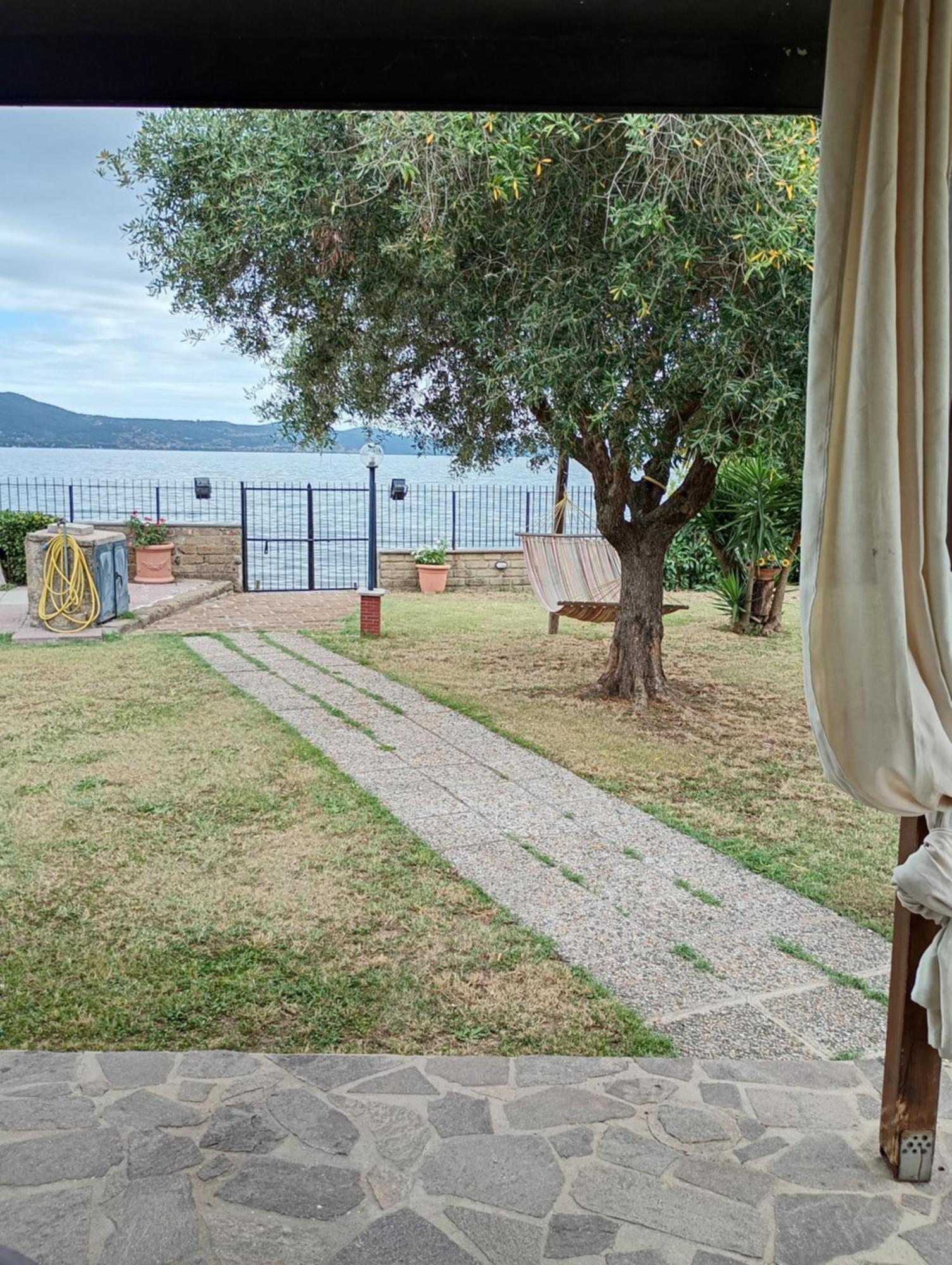 Independent Villa With Private Beach On The Lake 布拉恰诺 外观 照片